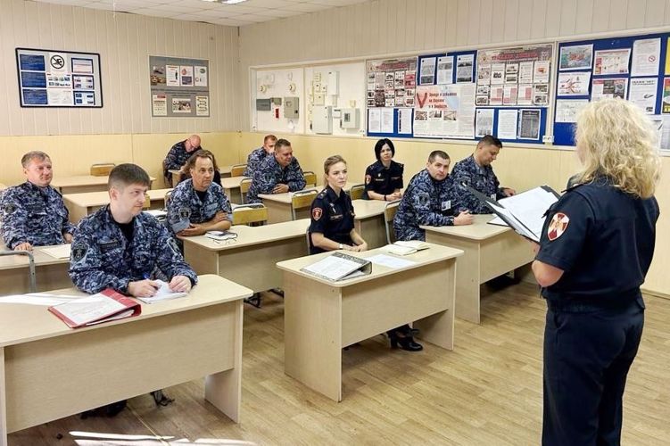 Сотрудники вневедомственной охраны Санкт-Петербурга и Ленобласти присоединились к празднованию Дня Государственного флага России