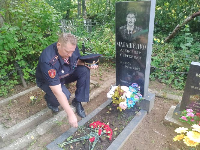 В Волхове сотрудники вневедомственной охраны почтили память коллеги, погибшего при исполнении служебного долга