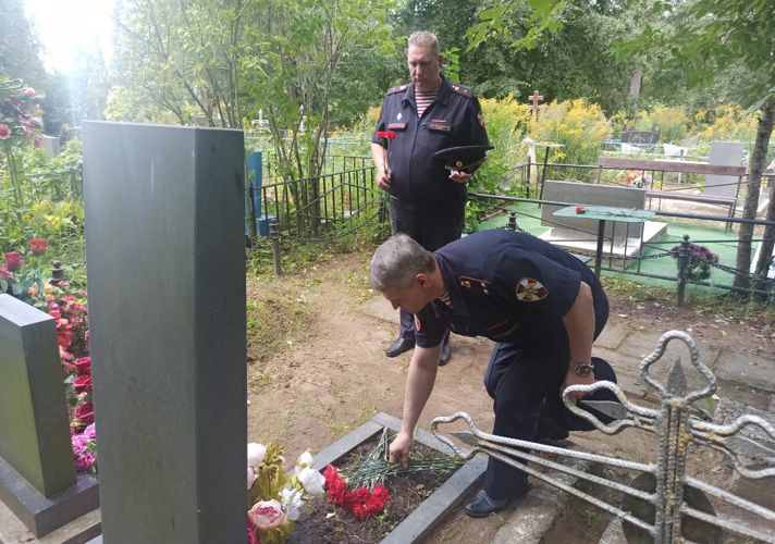В Волхове сотрудники вневедомственной охраны почтили память коллеги, погибшего при исполнении служебного долга