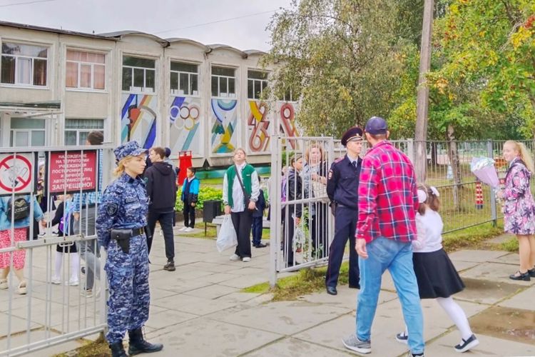 В Санкт-Петербурге и Ленобласти сотрудники Росгвардии приняли участие в обеспечении правопорядка в День знаний