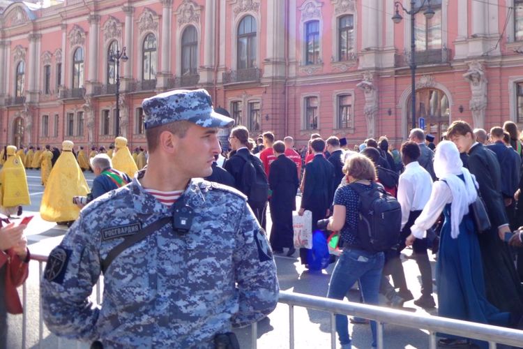 Сотрудники ГУ Росгвардии приняли участие в охране правопорядка во время мероприятий, посвященных Дню перенесения мощей Св. благоверного князя Александра Невского