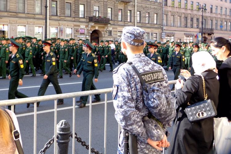 Сотрудники ГУ Росгвардии приняли участие в охране правопорядка во время мероприятий, посвященных Дню перенесения мощей Св. благоверного князя Александра Невского