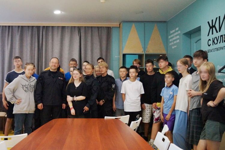 В Санкт-Петербурге сотрудники ОМОН "Бастион" посетили центр для детей-сирот и детей, оставшихся без попечения родителей