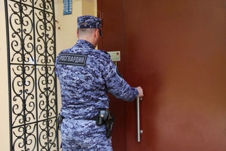 В Невском районе сотрудники вневедомственной охраны задержали гражданина, ударившего ножом своего гостя