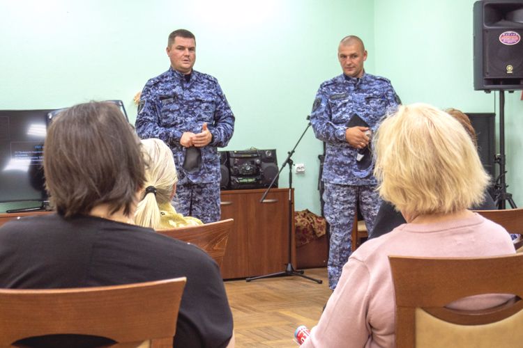 В Московском районе сотрудники Росгвардии провели профилактическую беседу с посетителями отделения дневного пребывания граждан