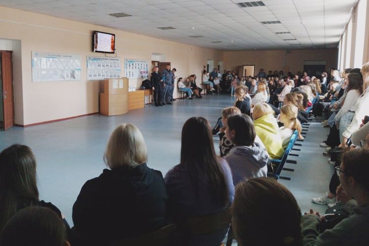 В Петроградском районе сотрудники Росгвардии провели для учащихся урок мужества, посвященный Дню памяти жертв блокады Ленинграда