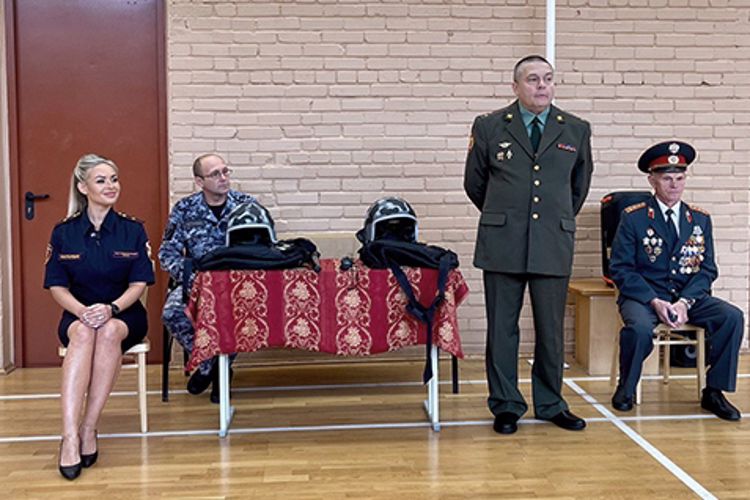 В Сестрорецке сотрудники Росгвардии провели урок мужества для школьников
