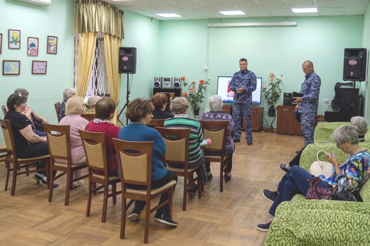 В Московском районе сотрудники Росгвардии провели профилактическую беседу с посетителями отделения дневного пребывания граждан