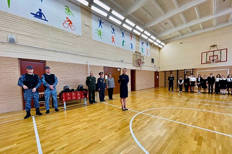 В Сестрорецке сотрудники Росгвардии провели урок мужества для школьников