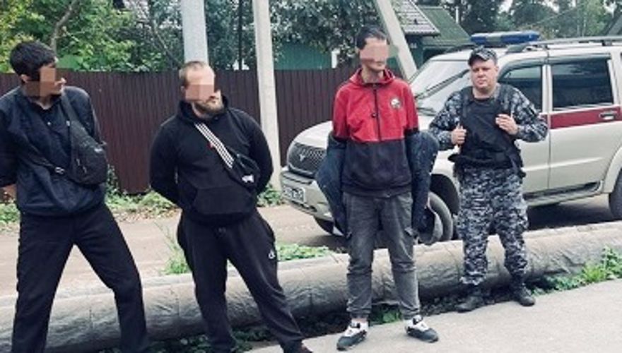 Во Всеволожске наряд Росгвардии задержал троих рецидивистов, подозреваемых в кражах из магазинов