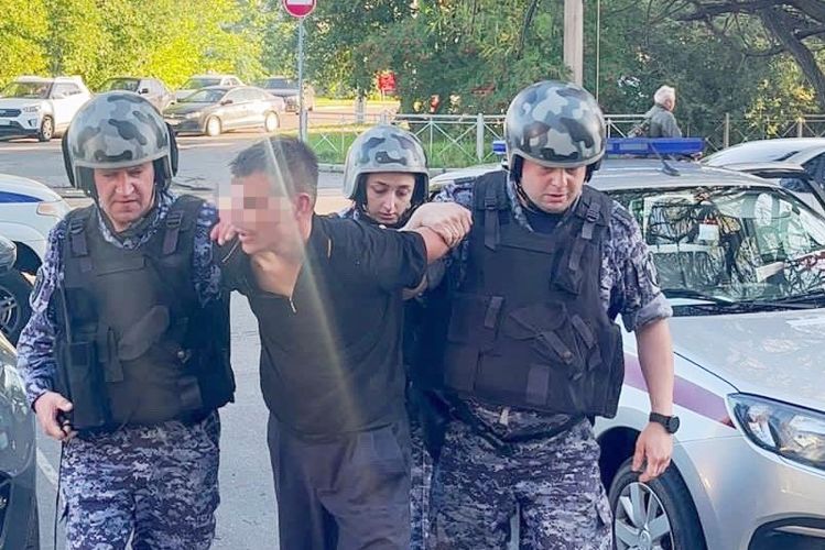 В Приморском районе сотрудники Росгвардии задержали неадекватного гражданина, проникшего на территорию детского сада