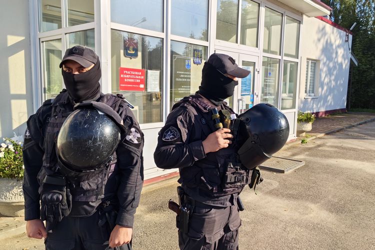 В Ленинградской области сотрудники Росгвардии приняли участие в обеспечении безопасности в Единый день голосования