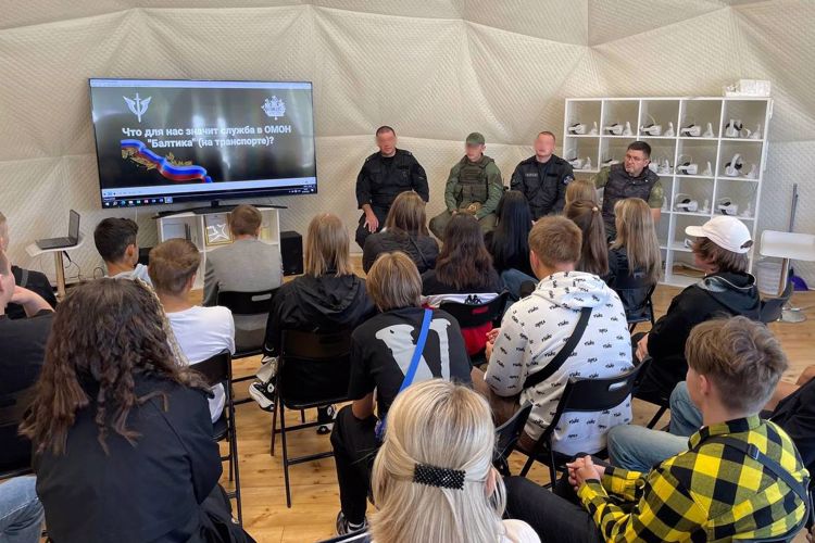 Сотрудники ОМОН «Балтика» Росгвардии провели урок мужества для старшеклассников Кронштадта
