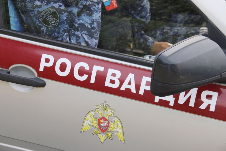 В Калининском районе сотрудники Росгвардии задержали женщину, нарушавшую общественный порядок в троллейбусе