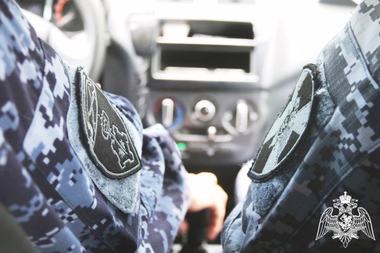В Кировском районе сотрудники Росгвардии задержали нетрезвого хулигана, повредившего дверь троллейбуса
