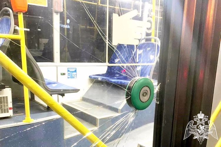 В Кировском районе сотрудники Росгвардии задержали нетрезвого хулигана, повредившего дверь троллейбуса