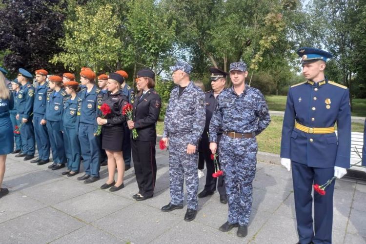Сотрудники вневедомственной охраны региона почтили память защитников и жителей блокадного Ленинграда
