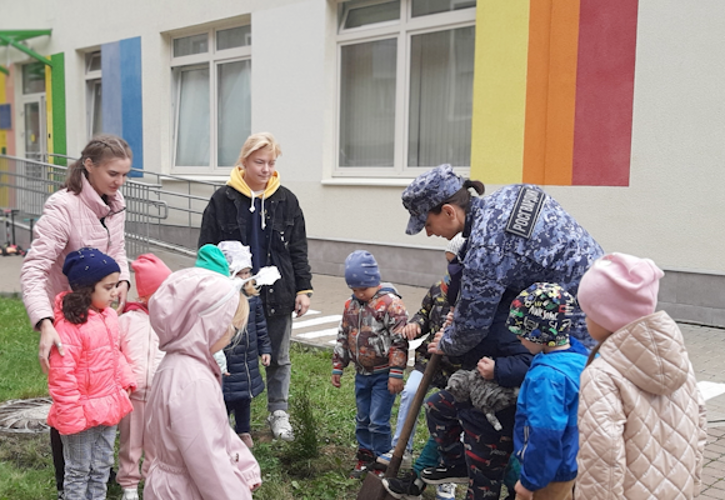 Петербургские росгвардейцы продолжают участвовать в экологической акции "Зеленая Россия"