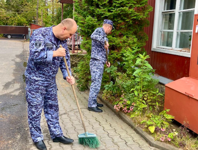 Петербургские росгвардейцы продолжают участвовать в экологической акции "Зеленая Россия"
