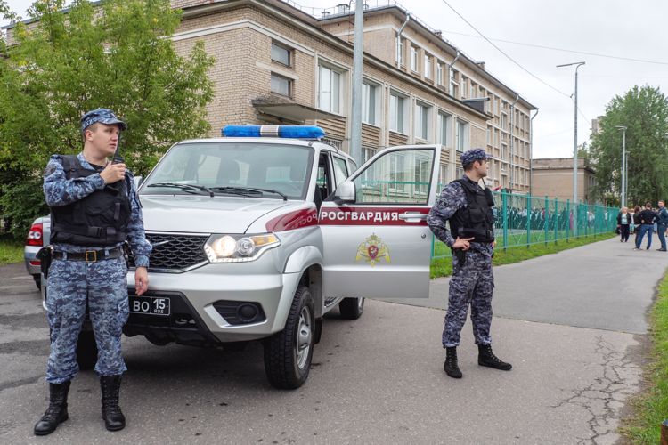 В Санкт-Петербурге и Ленобласти сотрудники Росгвардии приняли участие в обеспечении правопорядка в День знаний