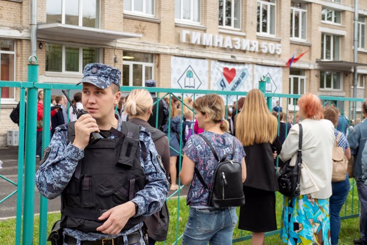 В Санкт-Петербурге и Ленобласти сотрудники Росгвардии приняли участие в обеспечении правопорядка в День знаний