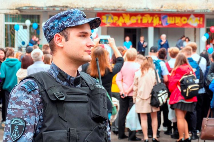 В Санкт-Петербурге и Ленобласти сотрудники Росгвардии приняли участие в обеспечении правопорядка в День знаний