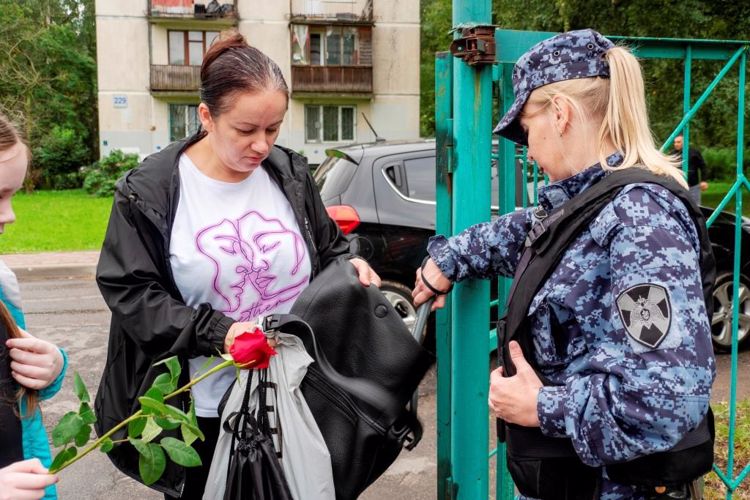 В Санкт-Петербурге и Ленобласти сотрудники Росгвардии приняли участие в обеспечении правопорядка в День знаний