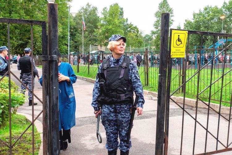 В Санкт-Петербурге и Ленобласти сотрудники Росгвардии приняли участие в обеспечении правопорядка в День знаний