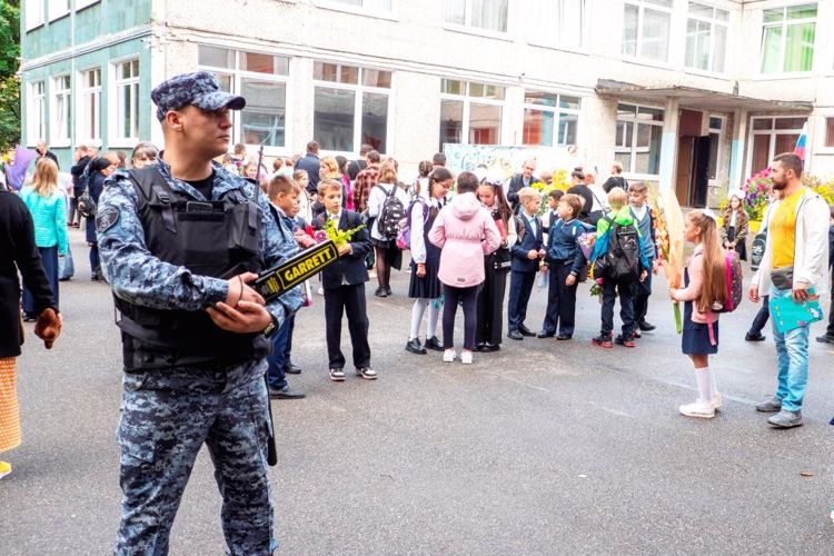 В Санкт-Петербурге и Ленобласти сотрудники Росгвардии приняли участие в обеспечении правопорядка в День знаний