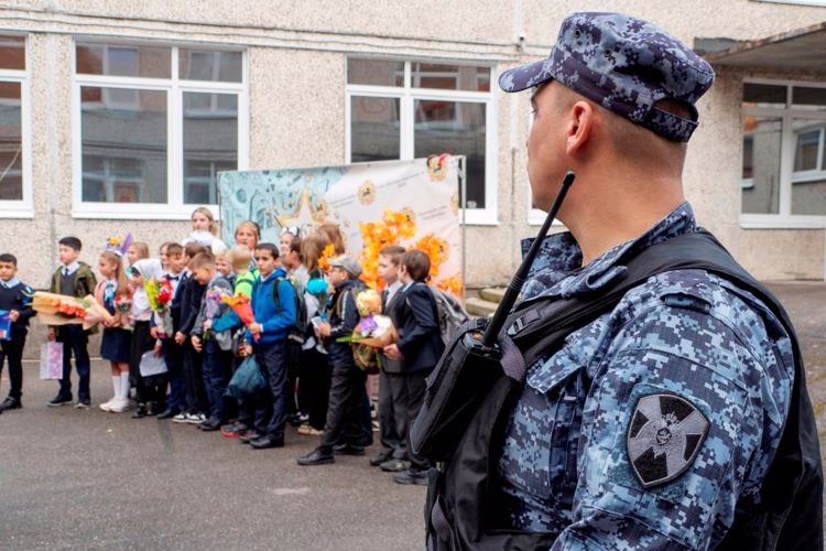 В Санкт-Петербурге и Ленобласти сотрудники Росгвардии приняли участие в обеспечении правопорядка в День знаний