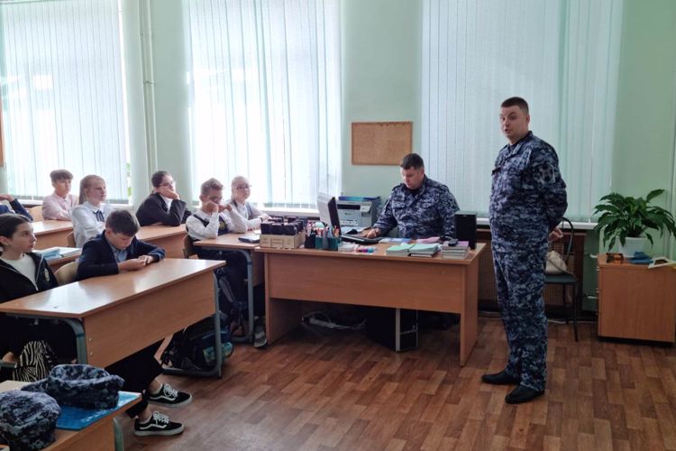 Сотрудники вневедомственной охраны провели мероприятия по патриотическому воспитанию молодежи