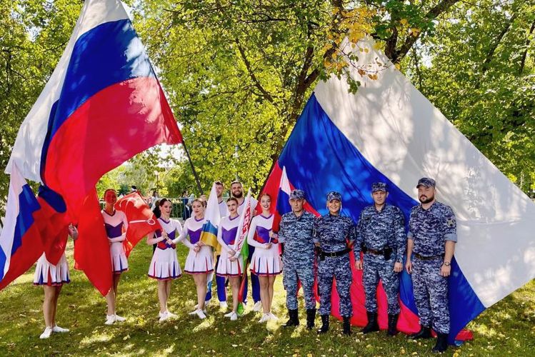 Сотрудники Росгвардии приняли участие в охране правопорядка во время городских праздничных мероприятий