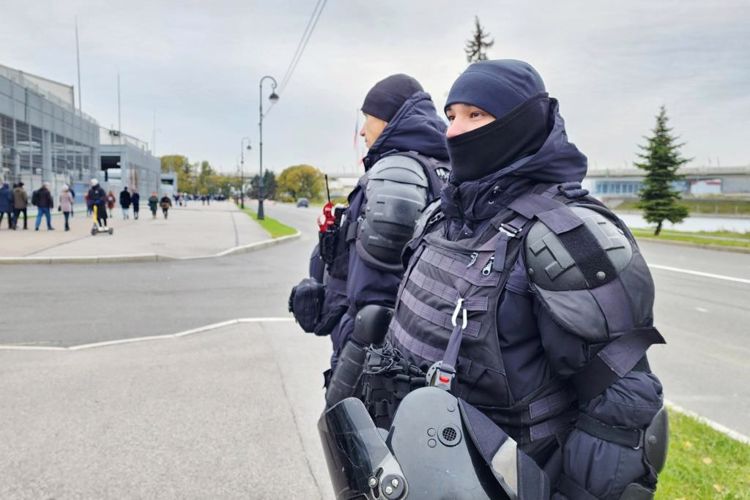 Сотрудники ГУ Росгвардии приняли участие в обеспечении правопорядка при проведении футбольного матча "Зенит"-"Крылья Советов"