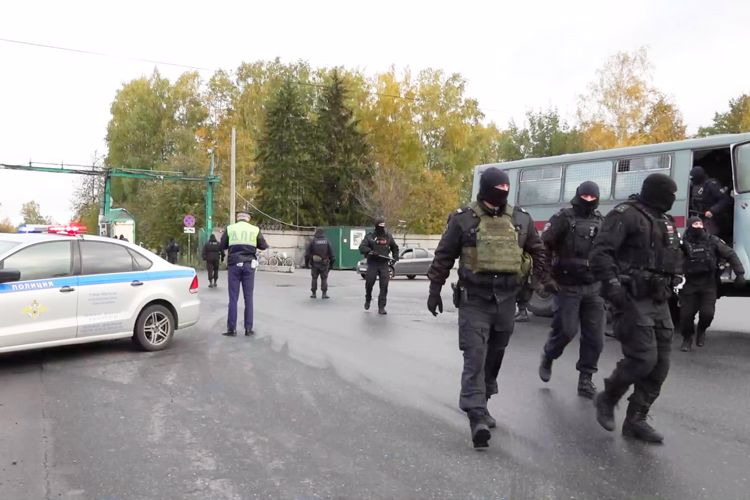 В Санкт-Петербурге сотрудники ОМОН "Бастион" обеспечили проведение рейда по пресечению нарушений миграционного законодательства