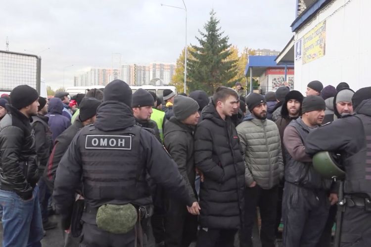 В Санкт-Петербурге сотрудники ОМОН "Бастион" обеспечили проведение рейда по пресечению нарушений миграционного законодательства