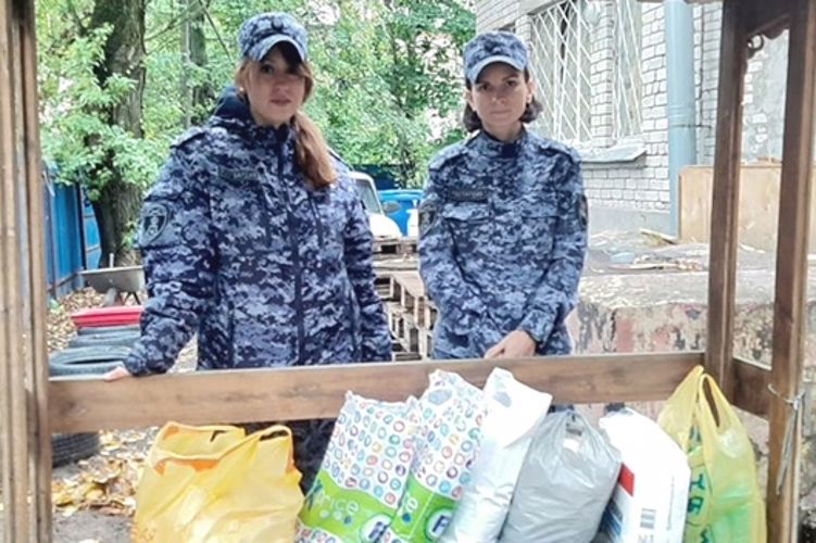 В Санкт-Петербурге сотрудники Росгвардии посетили приюты для бездомных животных