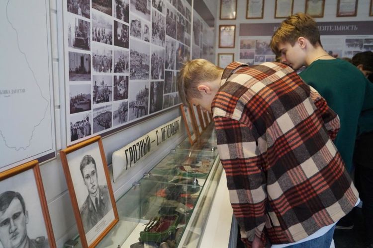 Урок мужества для петербургских старшеклассников провели сотрудники ОМОН "Бастион"