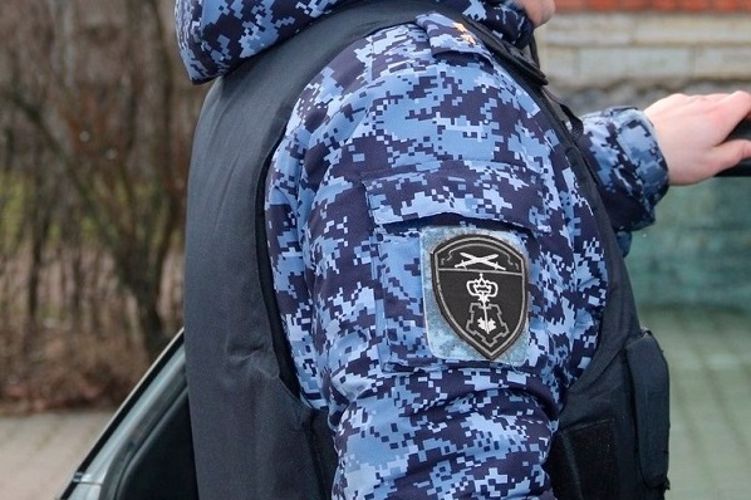 В Невском районе сотрудники вневедомственной охраны задержали гражданина, избившего прохожего в ходе уличного конфликта