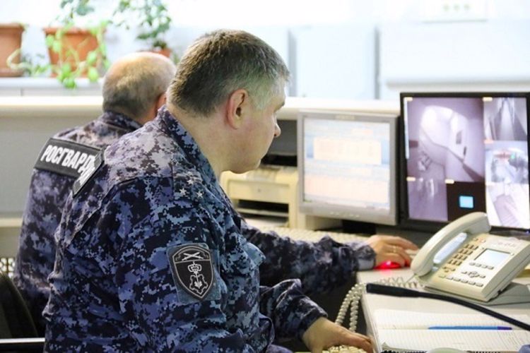В Калининском районе наряд вневедомственной охраны задержал гражданку, совершившую кражу одежды из магазина