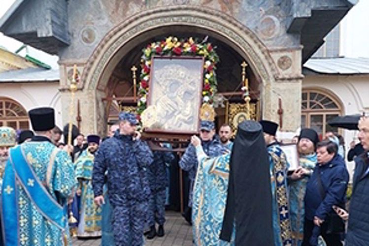 Сотрудники Росгвардии обеспечили правопорядок на церемонии перенесения Тихвинской иконы Божией матери в Покровский храм