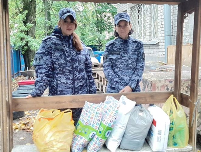 В Санкт-Петербурге сотрудники Росгвардии посетили приюты для бездомных животных