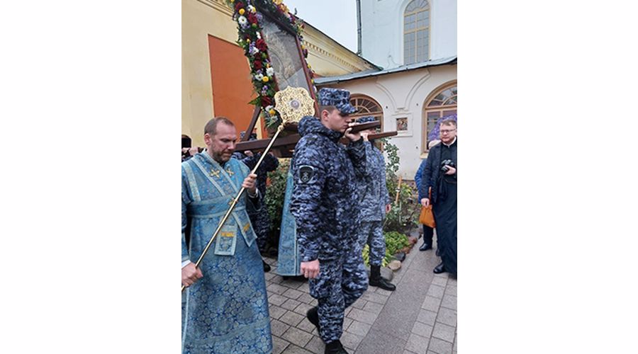 Сотрудники Росгвардии обеспечили правопорядок на церемонии перенесения Тихвинской иконы Божией матери в Покровский храм