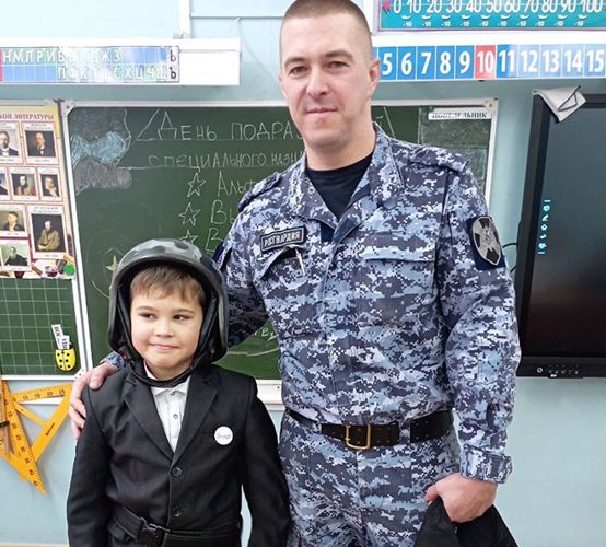 Сотрудник вневедомственной охраны Тосненского района провел урок мужества для учащихся школы
