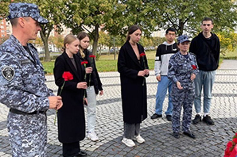 Сотрудники вневедомственной охраны почтили память погибших сотрудников специальных подразделений России