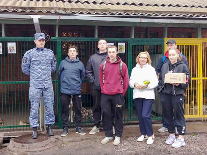 В Санкт-Петербурге сотрудники Росгвардии посетили приюты для бездомных животных