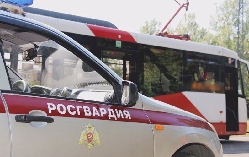 В Приморском районе сотрудники Росгвардии задержали хулигана, разбившего стекло в трамвае
