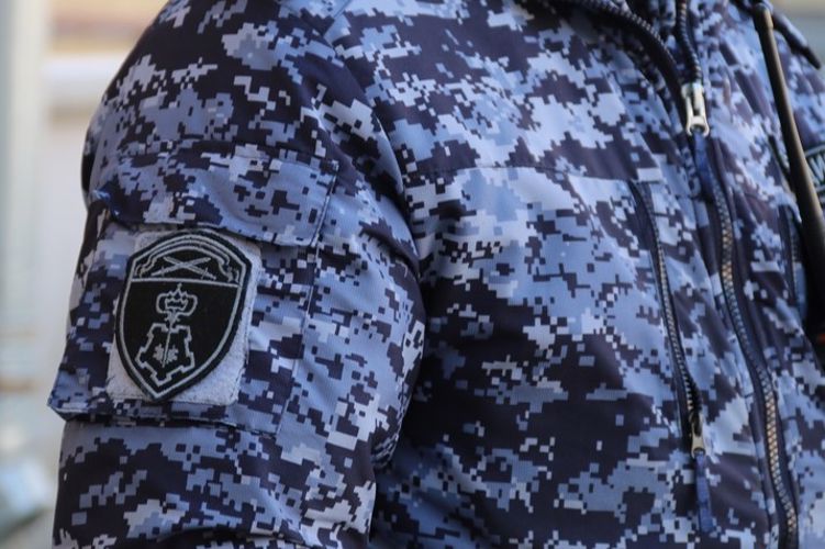 В Невском районе наряд Росгвардии задержал гражданина, угрожавшего ножом своей сожительнице