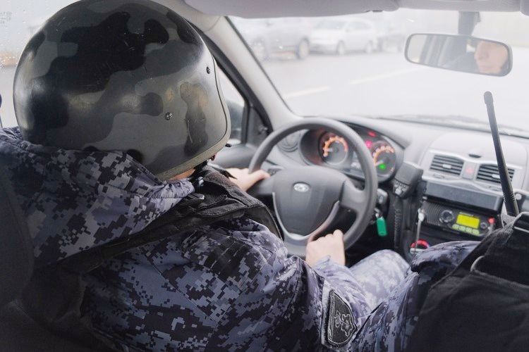 В Зеленогорске наряд Росгвардии задержал разыскиваемых правонарушителей, похитивших банковскую карту у местного жителя