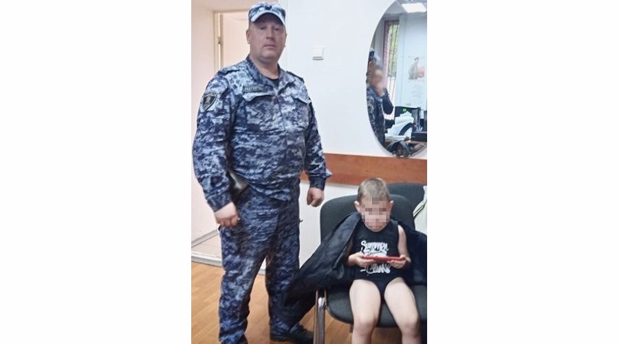 В Красносельском районе наряд Росгвардии передал полицейским потерявшегося малолетнего ребенка, которого обнаружила на улице прохожая