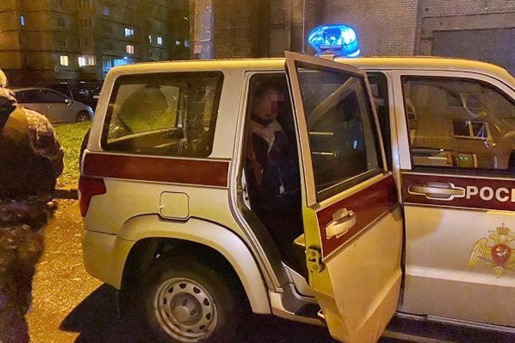 В Красном Селе наряд Росгвардии задержал вооруженного ножом гражданина, напавшего на прохожего из-за сделанного замечания